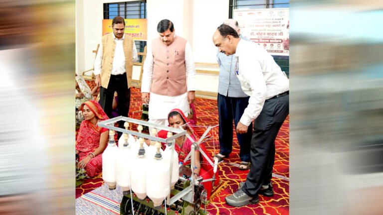 CM डॉ. यादव बोले- हाथकरघा से संरक्षित होगी पारंपरिक कला, महिलाओं को मिलेंगे रोजगार के नए अवसर