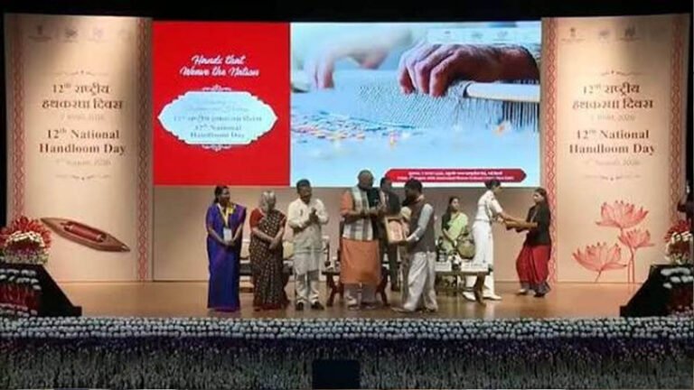 राष्ट्रपति मुर्मु ने खरगोन के कमल गौड़ को किया सम्मानित, महेश्वरी साड़ी बुनाई में योगदान की सराहना