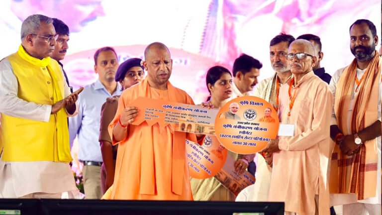 मुख्यमंत्री योगी ने विभिन्न योजनाओं के लाभार्थियों को दिए चेक, प्रमाण पत्र और घरों की सांकेतिक चाबियां