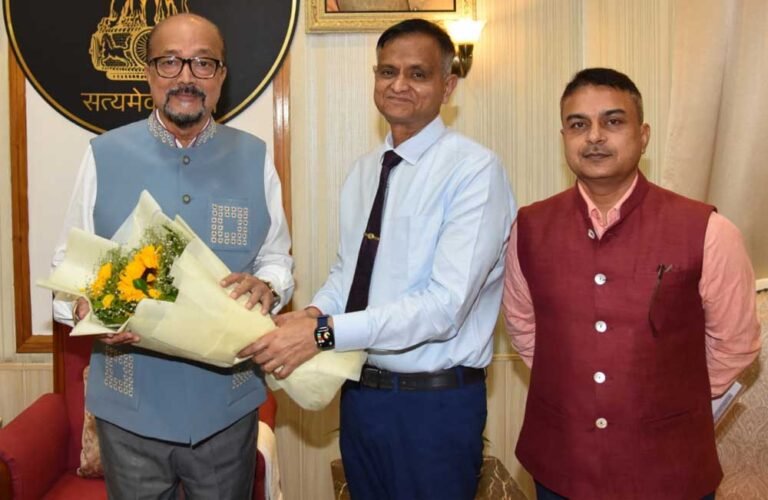 राज्यपाल  रमेन डेका से एम्स के कार्यपालक निदेशक ने की सौजन्य मुलाक़ात