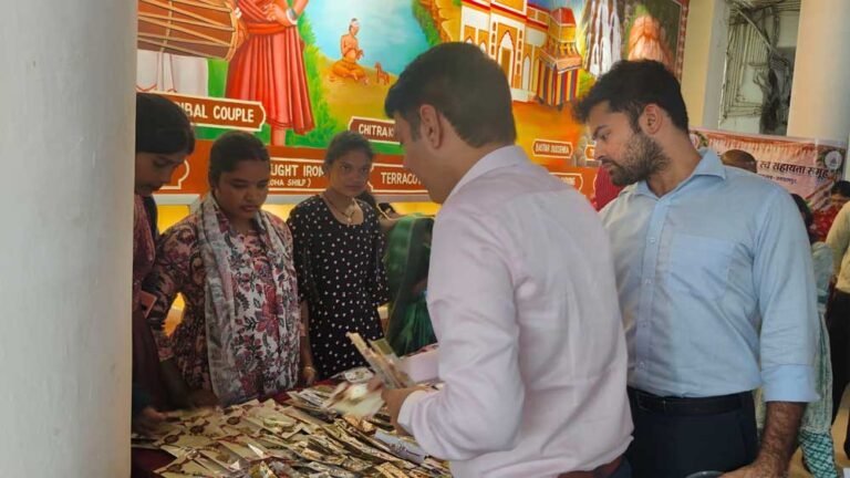 स्व-सहायता समूह की दीदियों ने प्राकृतिक सामग्रियों से तैयार कीं इको-फ्रेंडली राखियां