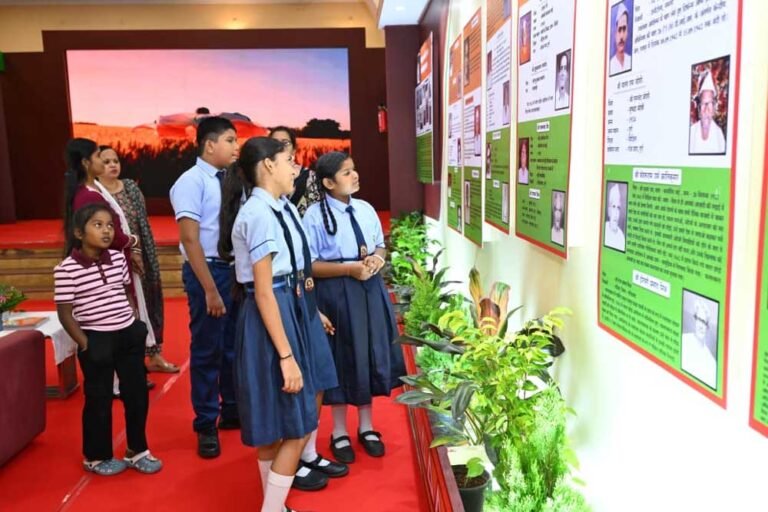 स्वतंत्रता संग्राम की गौरवगाथा से विकसित छत्तीसगढ़ की नई तस्वीर तक को एक मंच पर समेट रही प्रदर्शनी