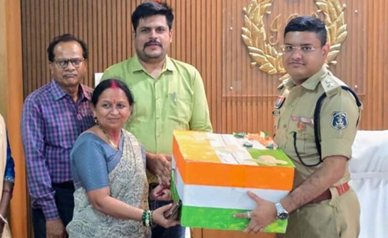 ‘रक्षा सूत्र’ अभियान के तहत पुलिस जवानों के लिए भेंट की गई राखियां