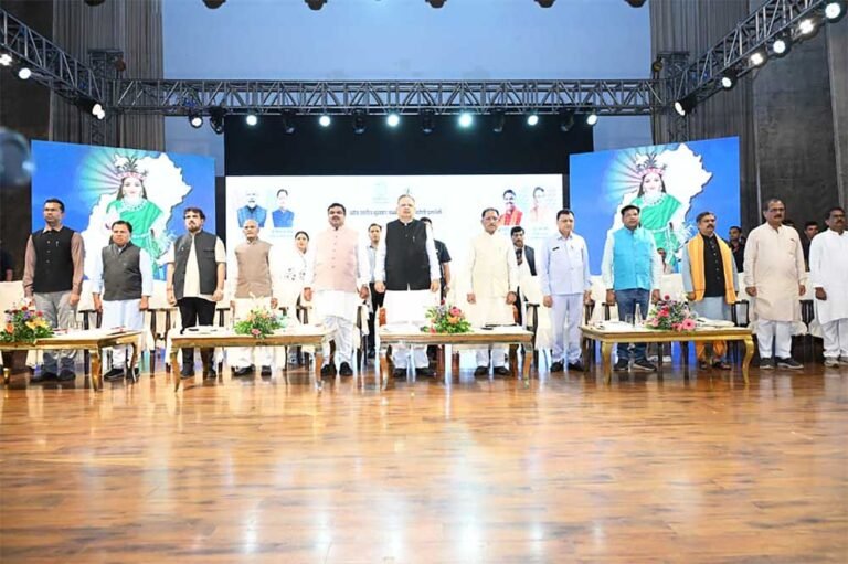 राष्ट्रीय हथकरघा दिवस पर बदलते बस्तर की प्रेरक तस्वीर : आत्मसमर्पित महिलाओं ने किया रैंप वॉक