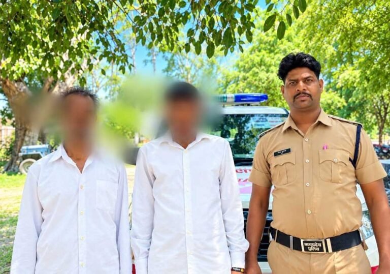 छतरपुर के डायल-112 हीरोज मानसिक रूप से अस्वस्थ युवक को खोजकर सुरक्षित परिजनों से मिलाया