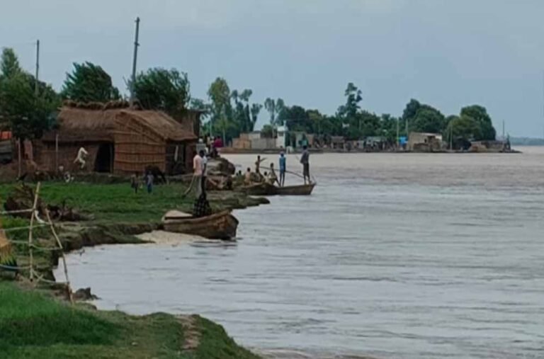 धमतरी हादसा: एनीकट में बहे मछुआरे का मिला शव, बच्चे सहित 2 लोग अब भी लापता