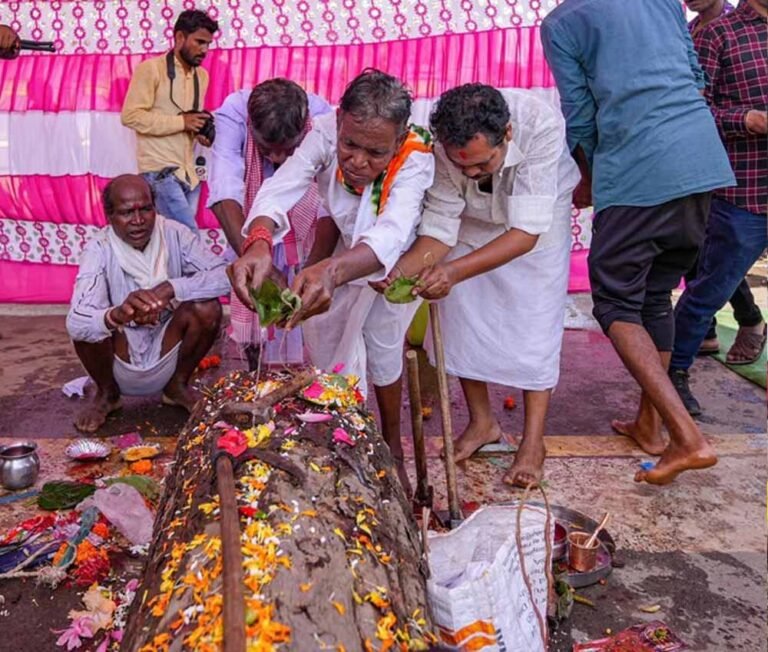 Bastar दशहरा का आगाज, साल की लकड़ी से शुरू हुई पहली रस्म; मां दंतेश्वरी को अर्पित किया गया काष्ठ