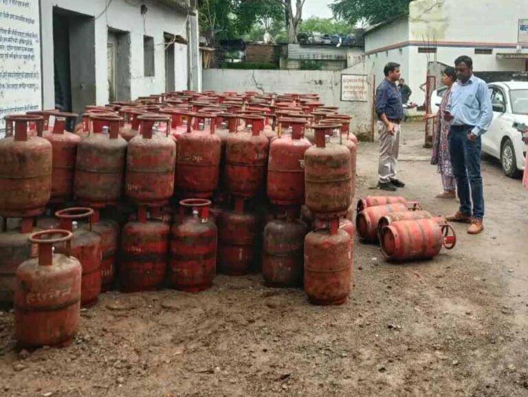 बुकिंग के बावजूद ग्राहकों को नहीं मिले सिलेंडर, Bilaspur में बालाजी गैस एजेंसी से 939 सिलेंडर जब्त