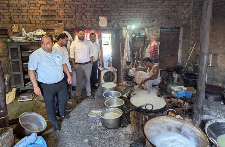 त्योहारी सीजन से पहले फूड सेफ्टी विभाग का एक्शन, बिलासपुर में 19 जगह जांच; 117 KG मिठाई नष्ट
