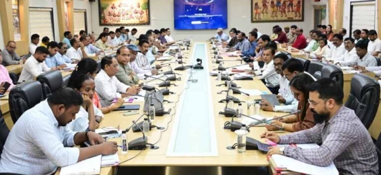 निजी स्कूलों की मनमानी पर कलेक्टर का एक्शन, किताबें नहीं लेने पर नोटिस के निर्देश