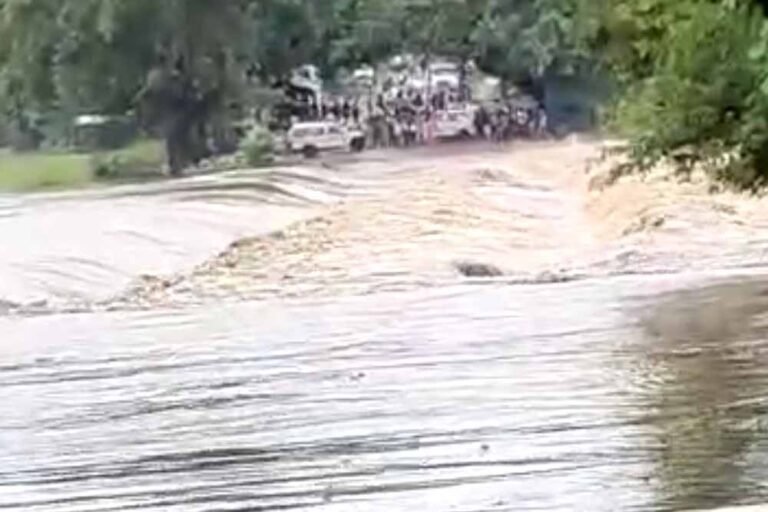 CG में भारी बारिश से बुनियादी ढांचा ध्वस्त, सड़क और पुल टूटने से ग्रामीण फंसे