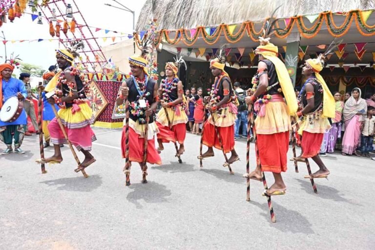 हरेली तिहार पर छत्तीसगढ़ी रंग में रंगा CM हाउस, राउत नाचा की धुन पर झूमे मंत्री