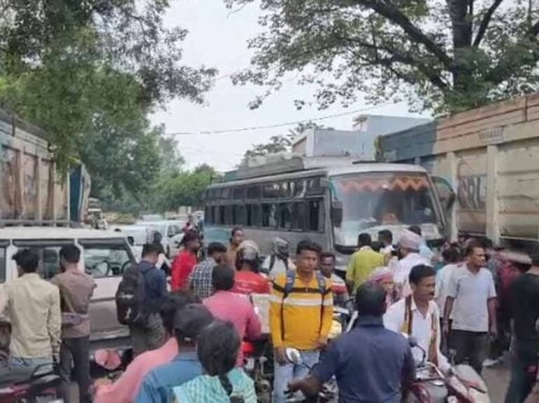 छत्तीसगढ़ में भीषण सड़क हादसा, बस-बोलेरो की भिड़ंत में कई लोग घायल