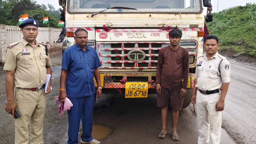 Raipur में बड़ी कार्रवाई: 4 अवैध मालवाहक वाहन पकड़े, 700 क्विंटल स्पंज और स्क्रैप जब्त