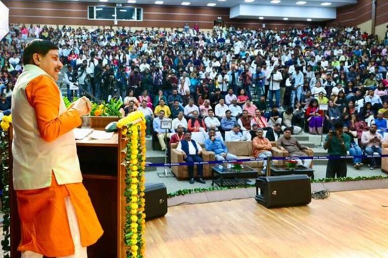 पत्रकारिता में सत्ता का विरोध ठीक है, लेकिन देश का विरोध नहीं होना चाहिए
