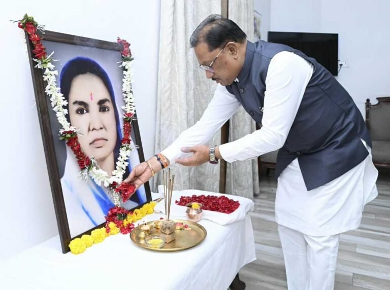 मुख्यमंत्री  साय ने छत्तीसगढ़ की प्रथम महिला सांसद और समाज सेविका मिनीमाता जी की पुण्यतिथि पर किया नमन