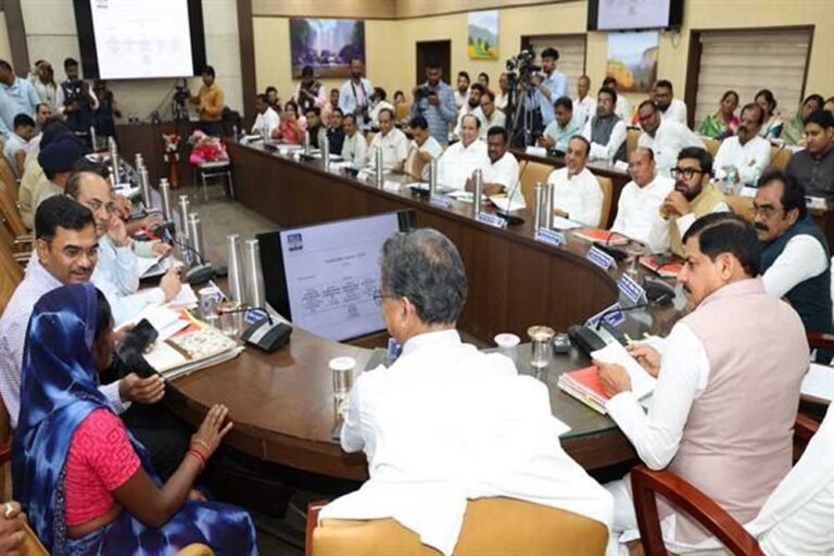 सीएमएचओ, तहसीलदार एवं पटवारी निलंबित, सीईओ जनपद और श्रम अधिकारी की एक-एक वेतनवृध्दि रोकने के आदेश, अन्य तीन को नोटिस