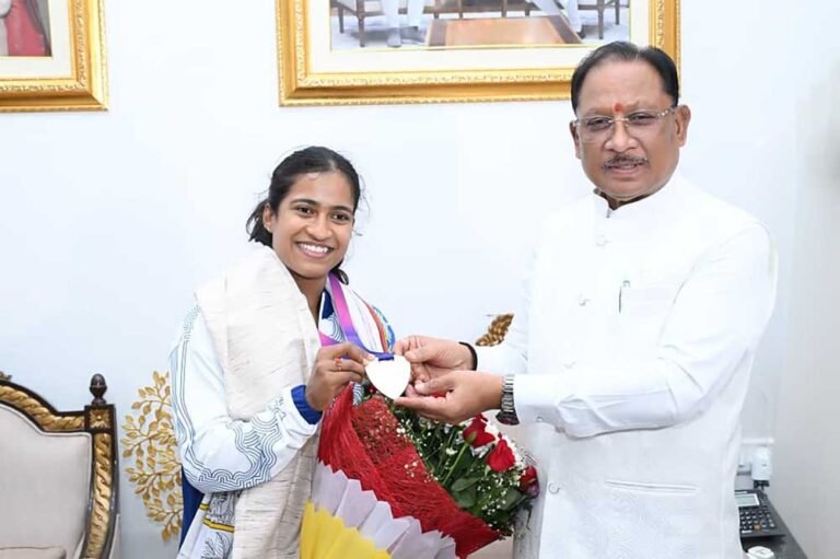 मुख्यमंत्री  विष्णु देव साय ने की 30 लाख रुपये प्रोत्साहन राशि और आउट ऑफ टर्न डीएसपी पद पर पदोन्नति की घोषणा