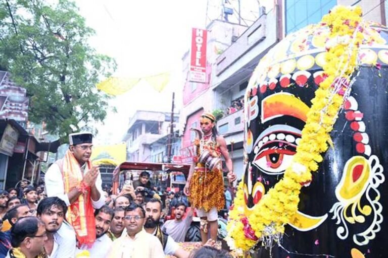 हर हर महादेव’ के जयघोष से गूंजा नरेला, मंत्री विश्वास सारंग की अगुवाई में निकली बाबा महाकाल की भव्य शाही सवारी