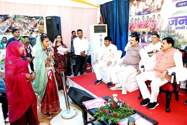 एक तहसीलदार, दो पटवारियों, दो मुख्य नगर पालिका अधिकारियों, एक सहायक यंत्री और जनपद पंचायत के एक मुख्य कार्यपालन अधिकारी के निलंबन के निर्देश