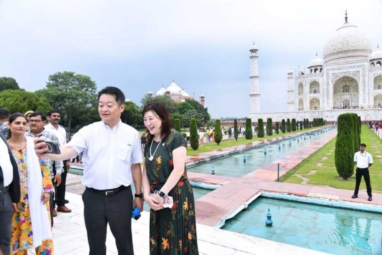 यामानाशी के गवर्नर कोटारो नागासाकी के नेतृत्व में जापानी दल ने किया ताजमहल का दीदार
