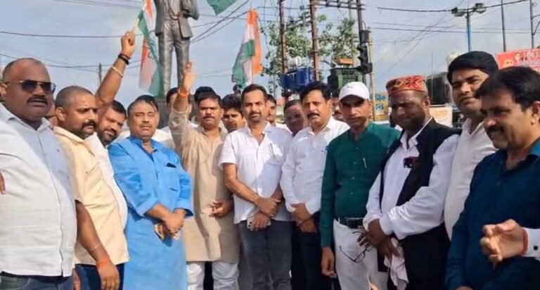 दतिया उपचुनाव में कांग्रेस की जीत पर सिंगरौली में जश्न, कार्यकर्ताओं ने बांटी मिठाई