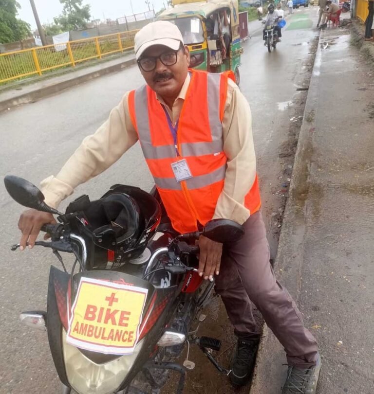 योगी सरकार और जिला प्रशासन की पहल से 6 प्रमुख रूटों पर 18 बाइक एंबुलेंस तैनात