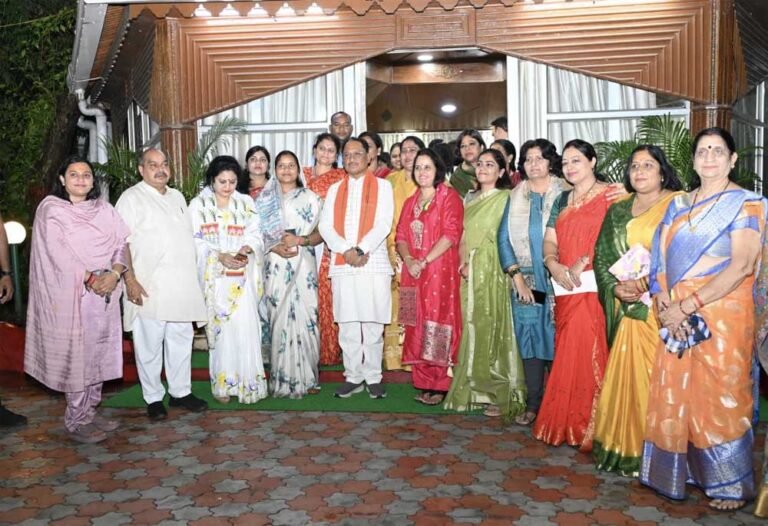 मुख्यमंत्री  विष्णु देव साय ने पत्रकार निशा द्विवेदी की पुस्तक ‘महतारी वंदन अभिनंदन’ का किया विमोचन