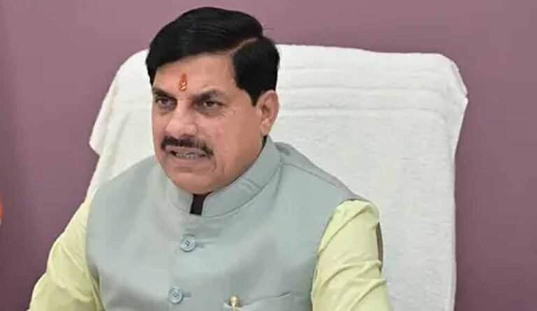 रक्षाबंधन पर्व पर बहनों ने उज्जैन में मुख्यमंत्री को तिलक लगाकर रक्षासूत्र बांधा