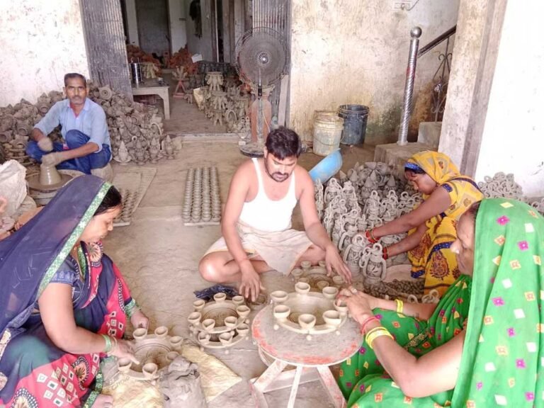योगी सरकार के विजन ‘आत्मनिर्भर उत्तर प्रदेश’ को नई उड़ान दे रहा गोरखपुर का टेराकोटा शिल्प