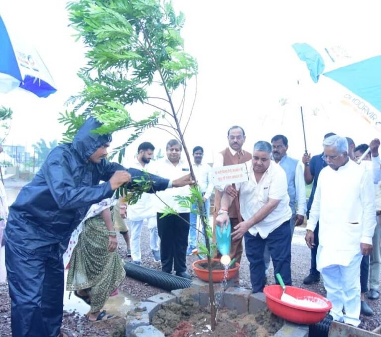 ‘एक पेड़ माँ के नाम’ अभियान से पर्यावरण संरक्षण का संदेश, मंत्री  राजेश अग्रवाल ने किया वृक्षारोपण