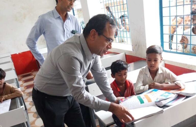 स्कूल शिक्षा विभाग के प्रमुख सचिव ने बच्चों के साथ बैठकर देखी पढ़ाई, शिक्षकों से संवाद कर शिक्षा की गुणवत्ता पर दिए सुझाव