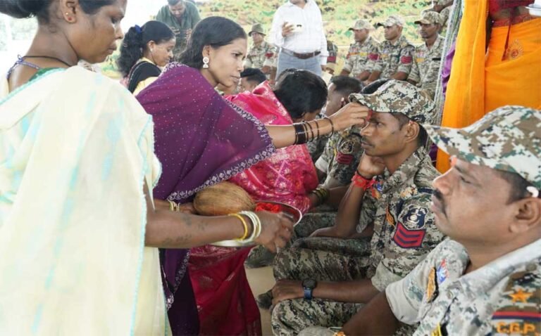 बदली राह, बंधा विश्वास का धागा: पूर्व महिला नक्सलियों ने DRG जवानों को बांधी राखी