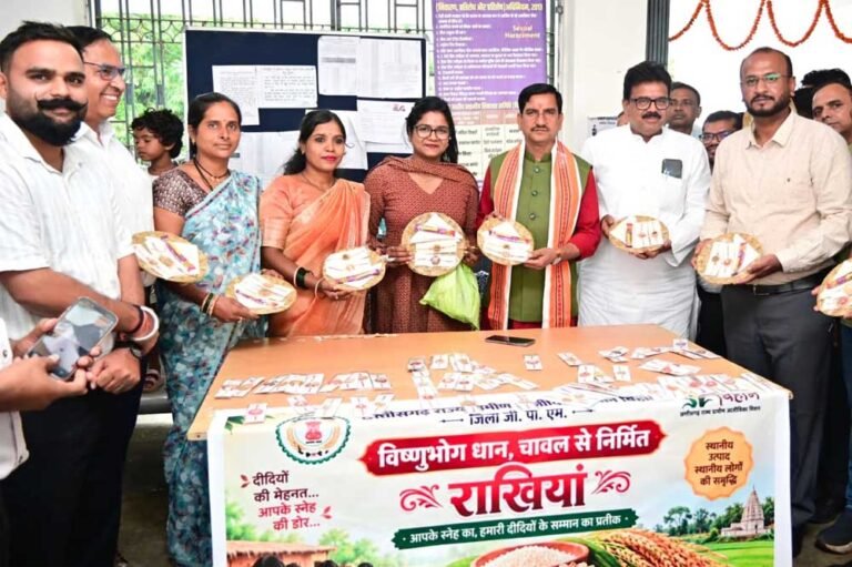 बिहान समूह की महिलाओं ने केंद्रीय राज्य मंत्री  तोखन साहू को भेंट किया विष्णुभोग चावल और धान से बनी राखी
