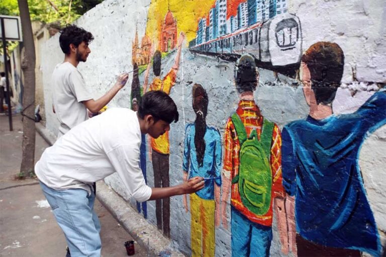 लखनऊ में ग्रैफिटी वॉल पर उकेरी नए उत्तर प्रदेश की तस्वीर