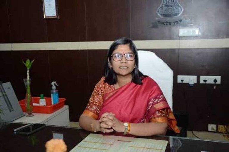ग्वालियर जिले के अधिकारियों को स्पोट लेप्रोसी सर्वे एक इन्नोवेटिव कार्यक्रम के लिए राज्य में उत्कृष्ट कार्य करने के लिए किया सम्मानित