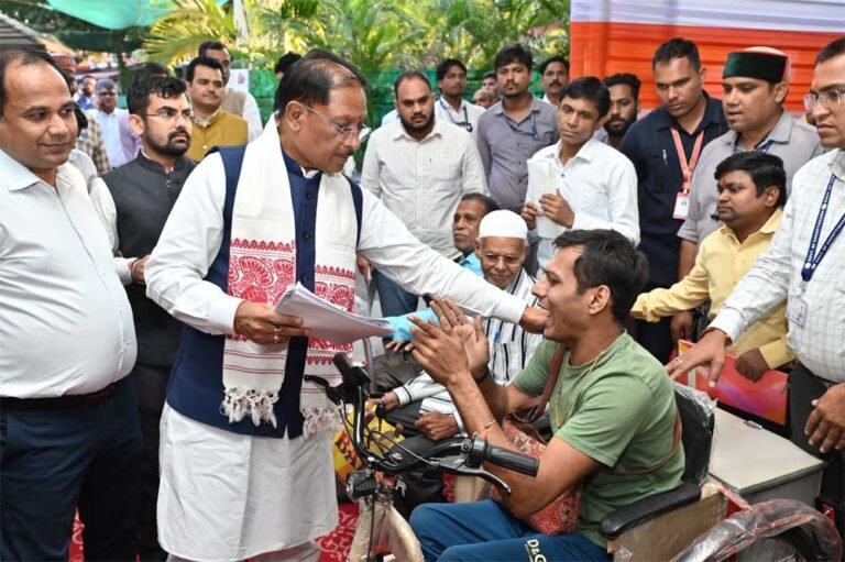 सामाजिक सुरक्षा से आत्मनिर्भरता की राह पर