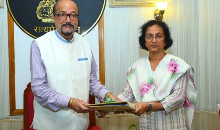 राज्यपाल  डेका को लोक सेवा आयोग की अध्यक्ष सु शांडिल्य ने वार्षिक प्रतिवेदन सौंपा