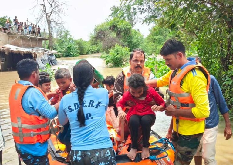 गर्भवती महिला, बच्चों, महिलाओं और श्रद्धालुओं सहित 98 नागरिकों का सुरक्षित रेस्क्यू; 7 गोवंश एवं 4 पालतू पशुओं को भी बचाया