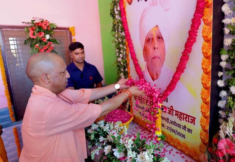हनुमानगढ़ी में बजरंगबली के दरबार पहुंचे योगी, प्रदेश की सुख-समृद्धि की कामना की
