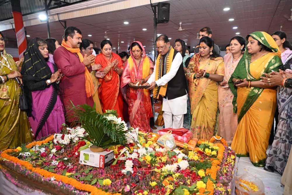 मुख्यमंत्री विष्णुदेव साय ने पवित्र श्रावण मास में अपने निवास में किया रुद्राभिषेक