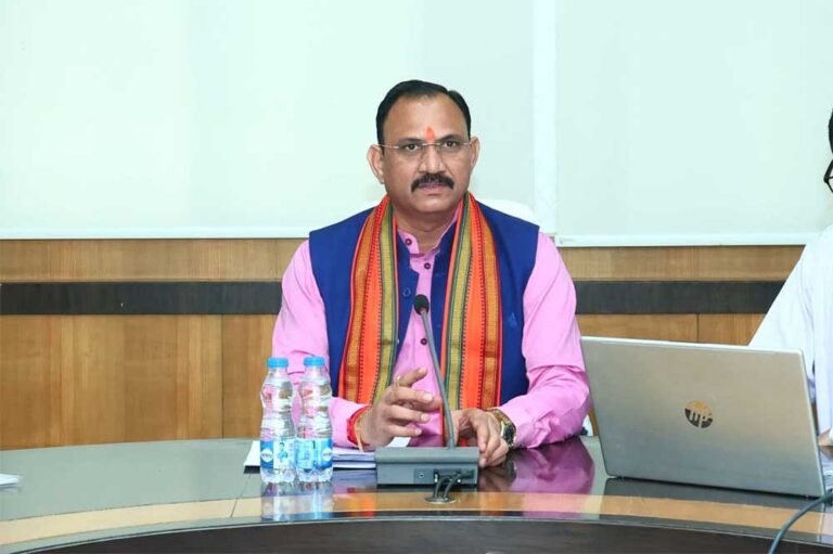 मंत्रालय में वरिष्ठ अधिकारियों को दिए बेहतर स्वास्थ्य सेवाओं के लिए आवश्यक निर्देश