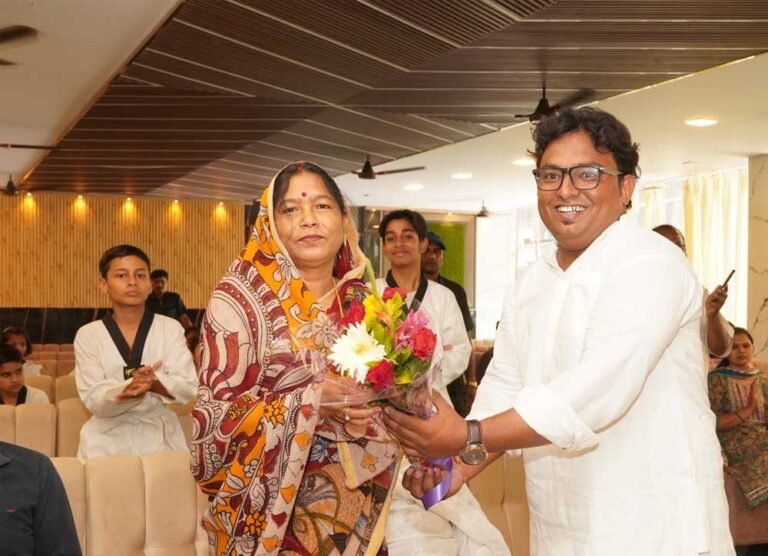 *वैढ़न में ताइक्वांडो छात्र एवं अंतरराष्ट्रीय मास्टर अनस खान किए गए सम्मानित बेटियों को आत्मरक्षा के लिए प्रेरित करने का लिया संकल्प*