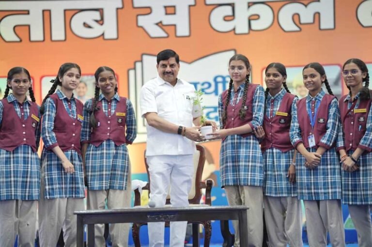 कमला नेहरू सांदीपनि विद्यालय में छात्राओं और शिक्षकों के साथ किया संवाद