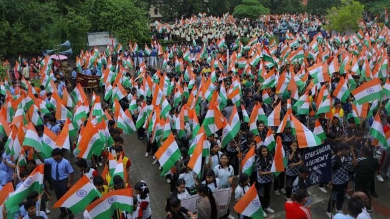 देवास में गूंजा देशभक्ति का जज्बा, उप मुख्यमंत्री देवड़ा के नेतृत्व में निकली तिरंगा यात्रा