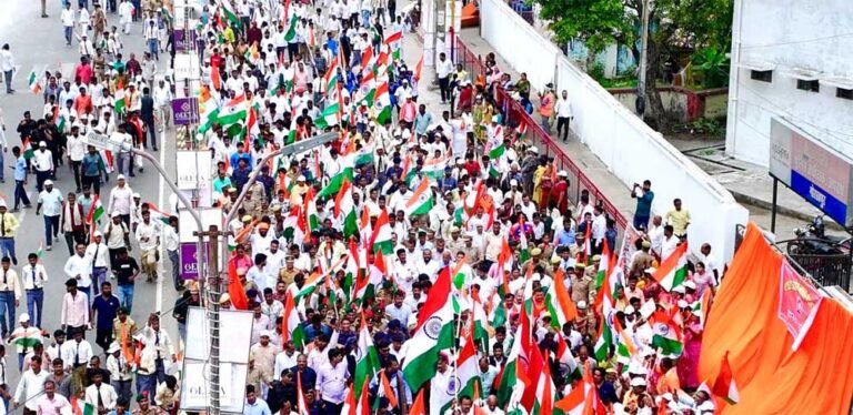मुख्यमंत्री के नेतृत्व में निकाली गई तिरंगा यात्रा का पूरे रास्ते पुष्पवर्षा से किया गया भव्य स्वागत