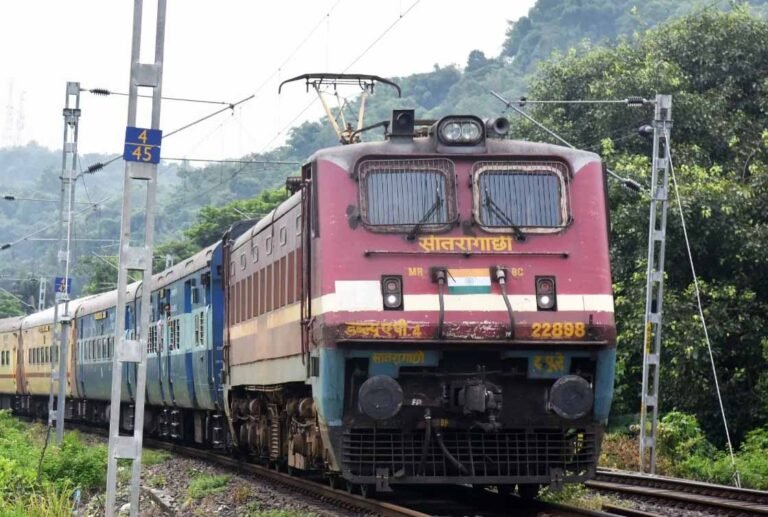 रेल यात्रियों को झटका! 12 ट्रेनों के बदले रूट, इन तारीखों पर जानें नए रास्ते और स्टॉपेज