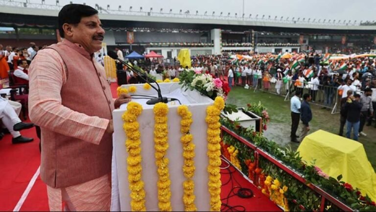 मुख्यमंत्री डॉ. यादव ने मुख्यमंत्री निवास पर लगाया तिरंगा
