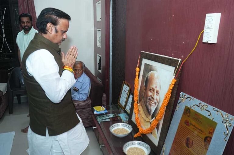 उपमुख्यमंत्री  राजेंद्र शुक्ल ने स्व.  पारस जैन के निवास पहुंचकर परिजनों से की भेंट, व्यक्त की शोक संवेदना