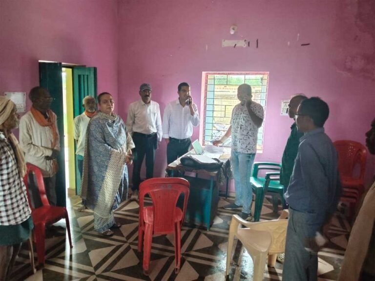 अपर कलेक्टर ने फॉर्मर आईडी कैंप का किया निरीक्षण, अनुपस्थित कर्मचारियों को दिए उपस्थित होने के निर्देश
